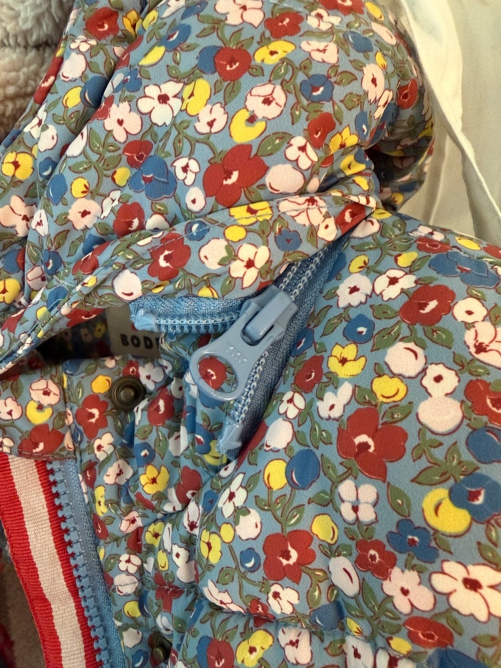 Mini Boden Kids Floral 3-1 Puffer Jacket in Blue Floral Size 4-5 - Picture 5 of 6
